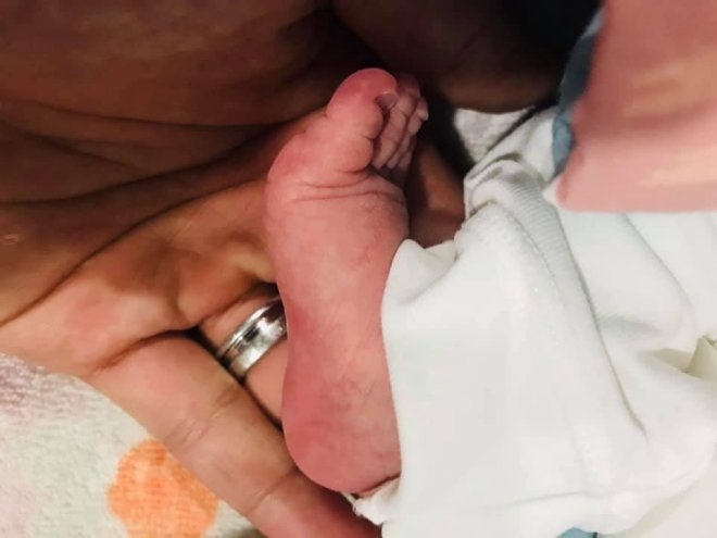 Lộ ảnh cận mặt 2 con trai song sinh của Trương Nam Thành và bà xã hơn 15 tuổi - 2