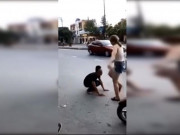 Clip Eva - Quỳ gối van xin "anh không thể mất em đâu", thanh niên bị bạn gái đá thẳng vào mặt