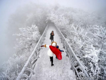 Sợ đứng tim trên cây cầu rùng rợn nhất Trung Quốc