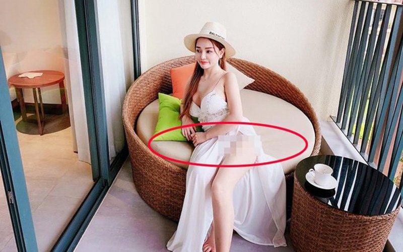 Ăn diện lố lăng và phản cảm, Mon 2K bất ngờ bị gọi là "Hot girl lộ hàng nhiều nhất Việt Nam". Theo đó, cô có nhiều bộ trang phục hở hang quá đà, làm lộ cả nội y như chiếc váy xẻ tà cao bất tận màu trắng này.
