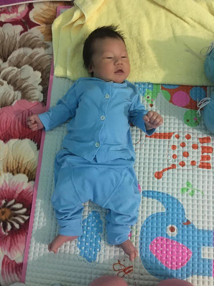 Con 20 ngày tuổi khó thở, mẹ giật mình khi biết bé nhiễm virus từ nụ hôn của chị bé - 2