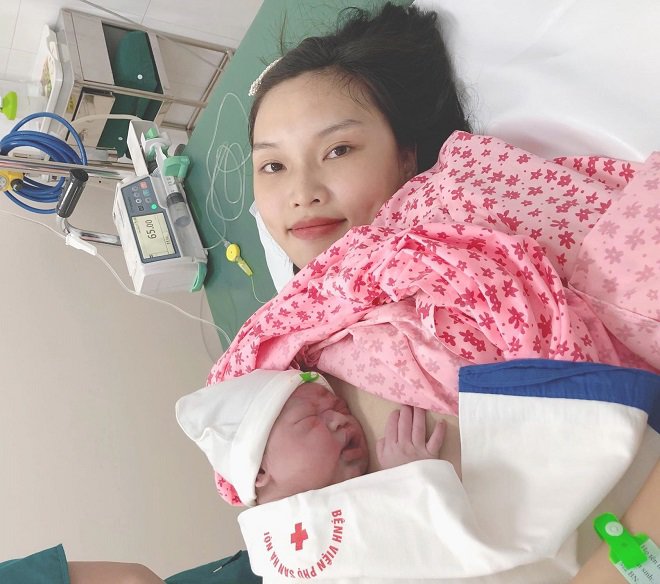 Con 20 ngày tuổi khó thở, mẹ giật mình khi biết bé nhiễm virus từ nụ hôn của chị bé - 1