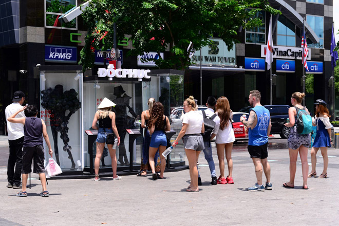 BST thời trang không ai muốn mặc xuất hiện ở phố đi bộ - 1