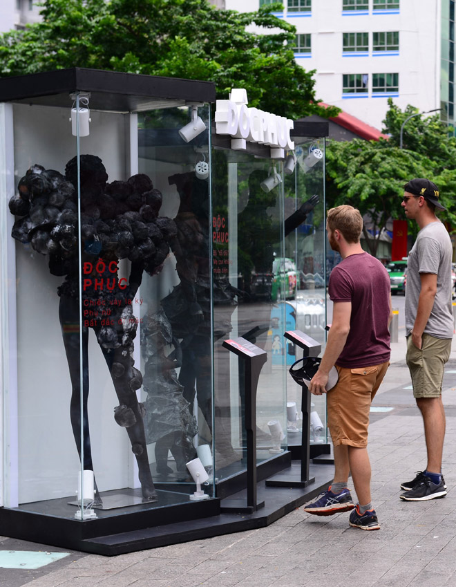 BST thời trang không ai muốn mặc xuất hiện ở phố đi bộ - 3