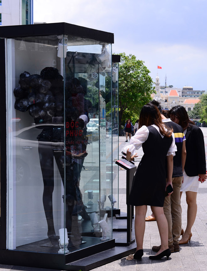 BST thời trang không ai muốn mặc xuất hiện ở phố đi bộ - 7