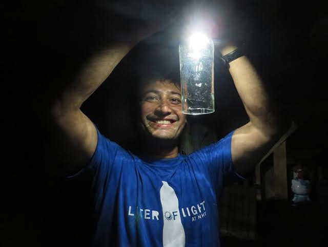 Lít ánh sáng: Chỉ với 1 chai nhựa rẻ tiền, 350 ngàn hộ gia đình có đèn không cần điện - 5