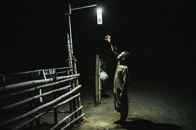 Lít ánh sáng: Chỉ với 1 chai nhựa rẻ tiền, 350 ngàn hộ gia đình có đèn không cần điện - 6