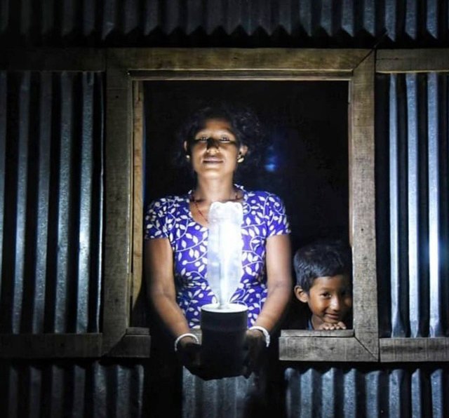 Lít ánh sáng: Chỉ với 1 chai nhựa rẻ tiền, 350 ngàn hộ gia đình có đèn không cần điện - 7