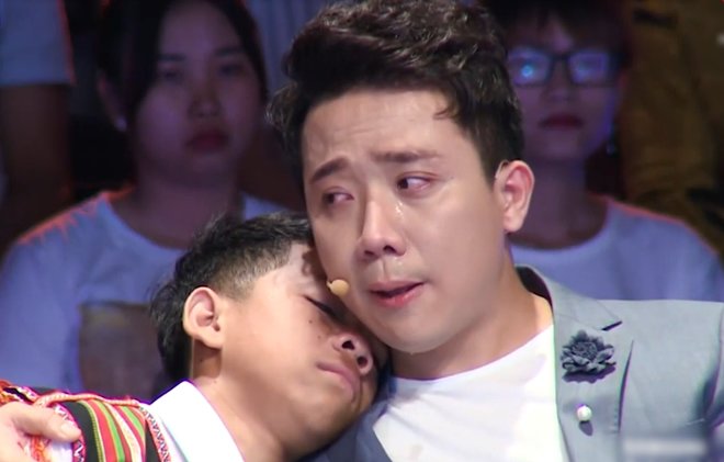 Cô gái đẹp nhận nuôi 2 đứa trẻ suýt bị chôn sống tái xuất, dàn sao Việt khóc dàn dụa - 8