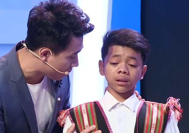 Cô gái đẹp nhận nuôi 2 đứa trẻ suýt bị chôn sống tái xuất, dàn sao Việt khóc dàn dụa - 13