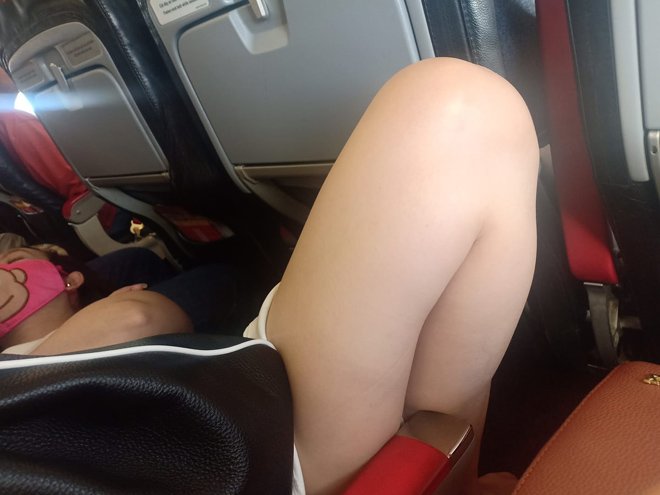 Cô gái trẻ hồn nhiên nằm ngửa trên máy bay, khi bị nhắc nhở còn tỏ thái độ - 3