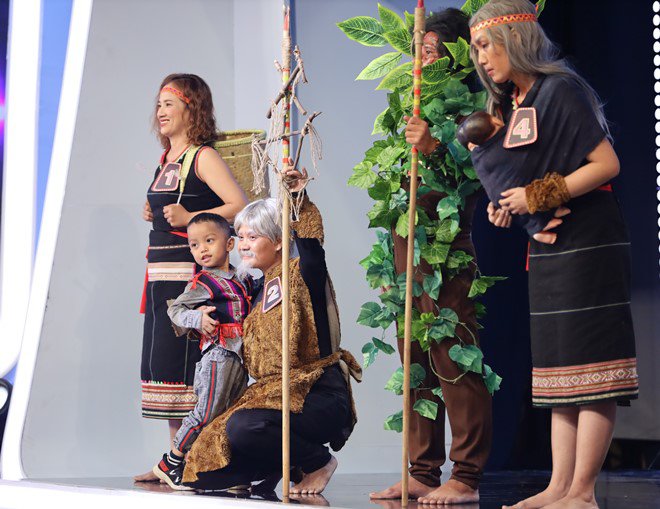 Cô gái đẹp nhận nuôi 2 đứa trẻ suýt bị chôn sống tái xuất, dàn sao Việt khóc dàn dụa - 2