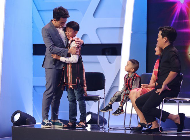 Cô gái đẹp nhận nuôi 2 đứa trẻ suýt bị chôn sống tái xuất, dàn sao Việt khóc dàn dụa - 4