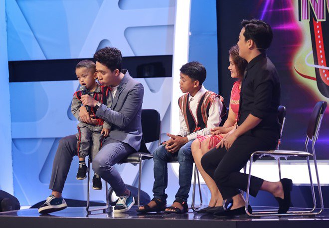 Cô gái đẹp nhận nuôi 2 đứa trẻ suýt bị chôn sống tái xuất, dàn sao Việt khóc dàn dụa - 5