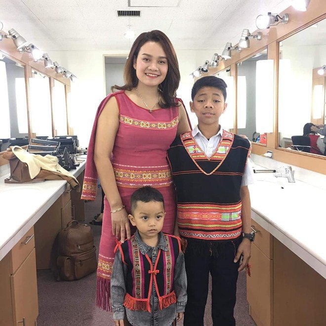 Cô gái đẹp nhận nuôi 2 đứa trẻ suýt bị chôn sống tái xuất, dàn sao Việt khóc dàn dụa - 16