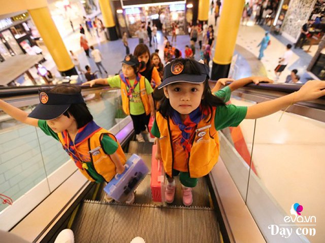 Kỹ năng tối thiểu khi đi thang cuốn trẻ phải biết để tránh tai nạn đáng tiếc