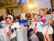 Giải trí - Ngồi lên đùi con riêng của chồng, bà cả của tỷ phú sòng bài bị bàn tán