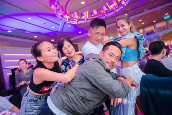 Ngồi lên đùi con riêng của chồng, bà cả của tỷ phú sòng bài bị bàn tán - 2