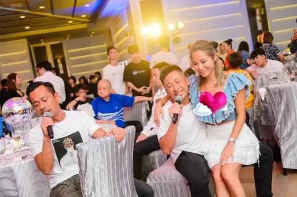 Ngồi lên đùi con riêng của chồng, bà cả của tỷ phú sòng bài bị bàn tán - 4