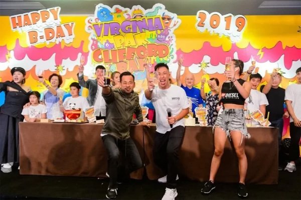 Ngồi lên đùi con riêng của chồng, bà cả của tỷ phú sòng bài bị bàn tán - 1