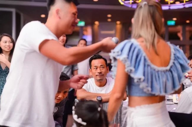 Ngồi lên đùi con riêng của chồng, bà cả của tỷ phú sòng bài bị bàn tán - 5