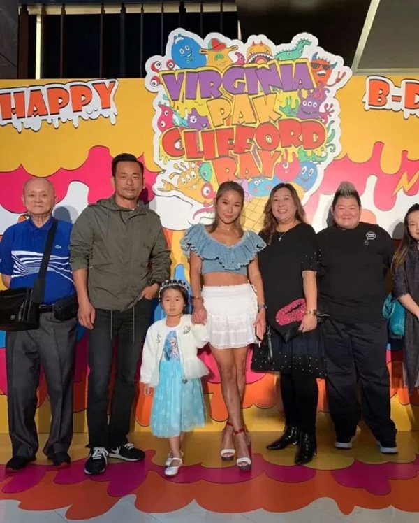 Ngồi lên đùi con riêng của chồng, bà cả của tỷ phú sòng bài bị bàn tán - 7