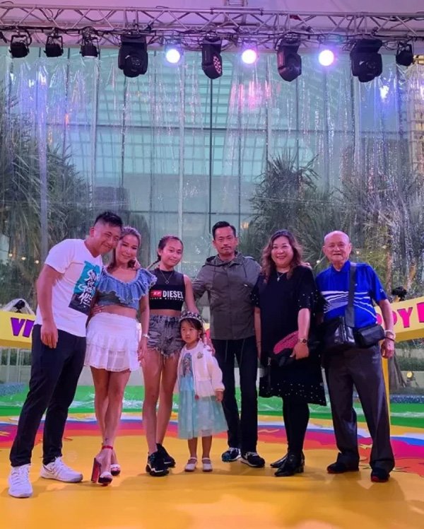 Ngồi lên đùi con riêng của chồng, bà cả của tỷ phú sòng bài bị bàn tán - 6