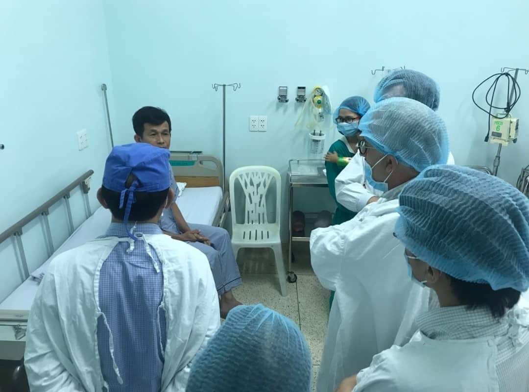 Ông nội cai thuốc lá, rượu suốt 3 tháng để cứu cháu sinh non bị suy gan giai đoạn cuối - 1