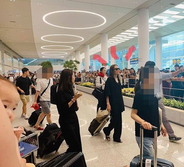 Giữa lúc Angelina Jolie bị đồn bắt các con mặc đồ bình dân, Maddox đã tới Hàn du học - 1