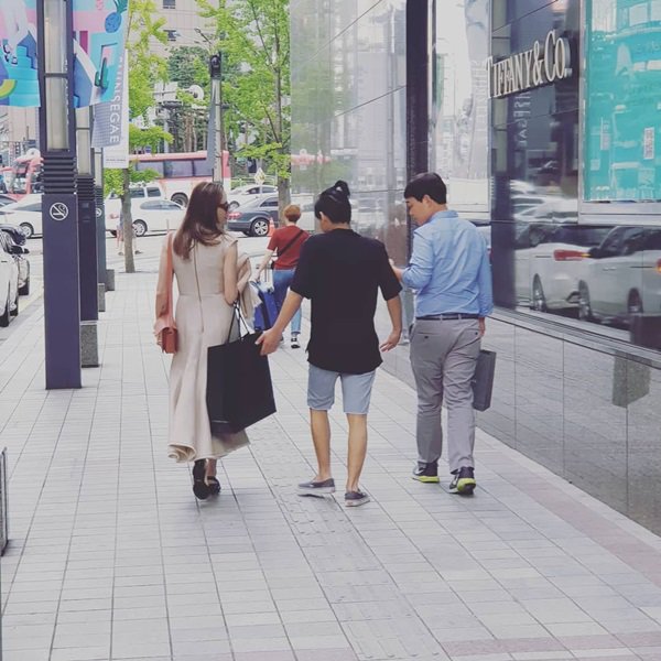 Giữa lúc Angelina Jolie bị đồn bắt các con mặc đồ bình dân, Maddox đã tới Hàn du học - 4