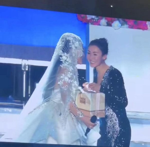 Chi 175 tỷ đồng để mời Thành Long, Trương Bá Chi, đám cưới của cặp đôi này gây sốt - 5