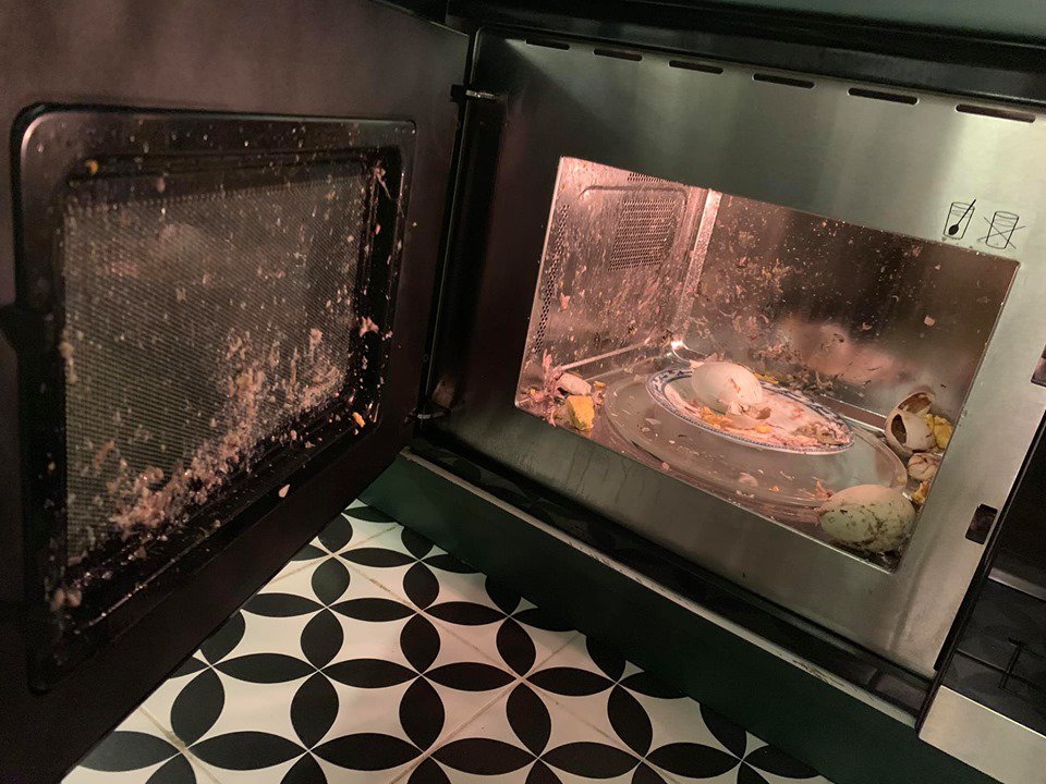 Em chồng than đói, chị dâu nhiệt tình cho trứng vào lò vi sóng và thành quả hết hồn - 3