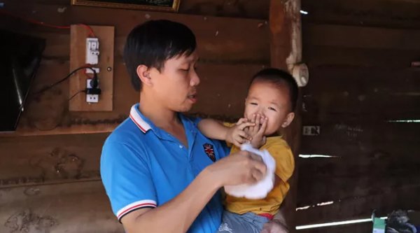 gia canh bi dat cua vo chong san phu bi tai xe taxi bo roi giua duong o binh phuoc - 3