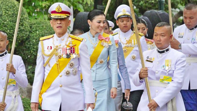 Hoàng tử nhí quỳ lạy mẹ đẻ lần cuối 5 năm trước giờ được mẹ kế đối xử như thế này! - 4