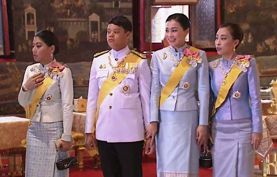 Hoàng tử nhí quỳ lạy mẹ đẻ lần cuối 5 năm trước giờ được mẹ kế đối xử như thế này! - 5