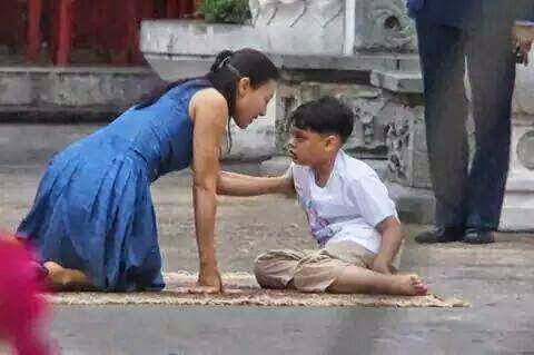 Hoàng tử nhí quỳ lạy mẹ đẻ lần cuối 5 năm trước giờ được mẹ kế đối xử như thế này! - 2