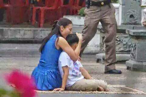 Hoàng tử nhí quỳ lạy mẹ đẻ lần cuối 5 năm trước giờ được mẹ kế đối xử như thế này! - 3