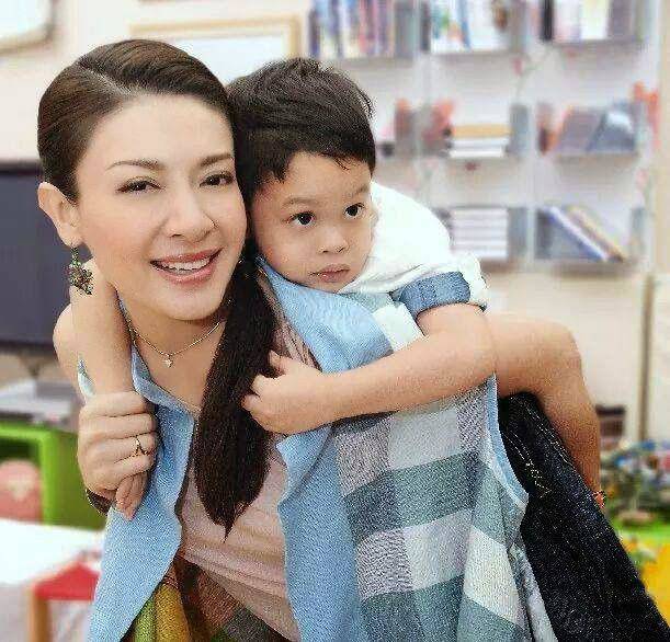 Hoàng tử nhí quỳ lạy mẹ đẻ lần cuối 5 năm trước giờ được mẹ kế đối xử như thế này! - 12