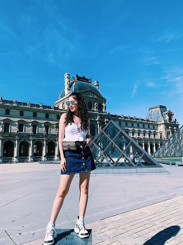 Khéo như vợ Đăng Khôi, diện đồ tối giản đưa con đi học cũng khoe được đôi chân cực phẩm - 3