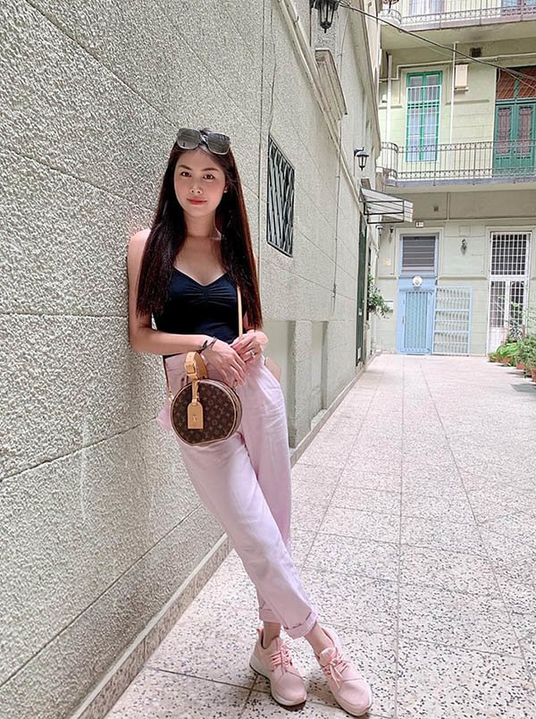 Khéo như vợ Đăng Khôi, diện đồ tối giản đưa con đi học cũng khoe được đôi chân cực phẩm - 12