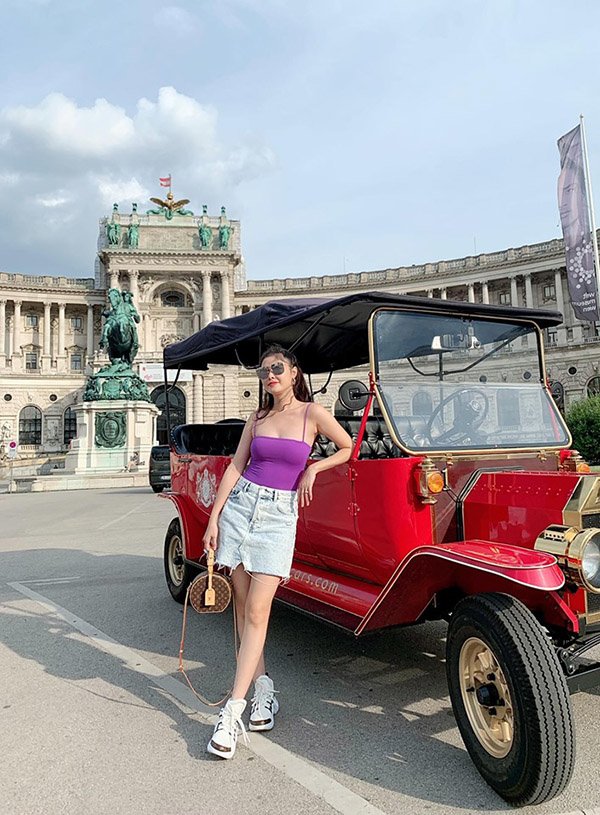 Khéo như vợ Đăng Khôi, diện đồ tối giản đưa con đi học cũng khoe được đôi chân cực phẩm - 4