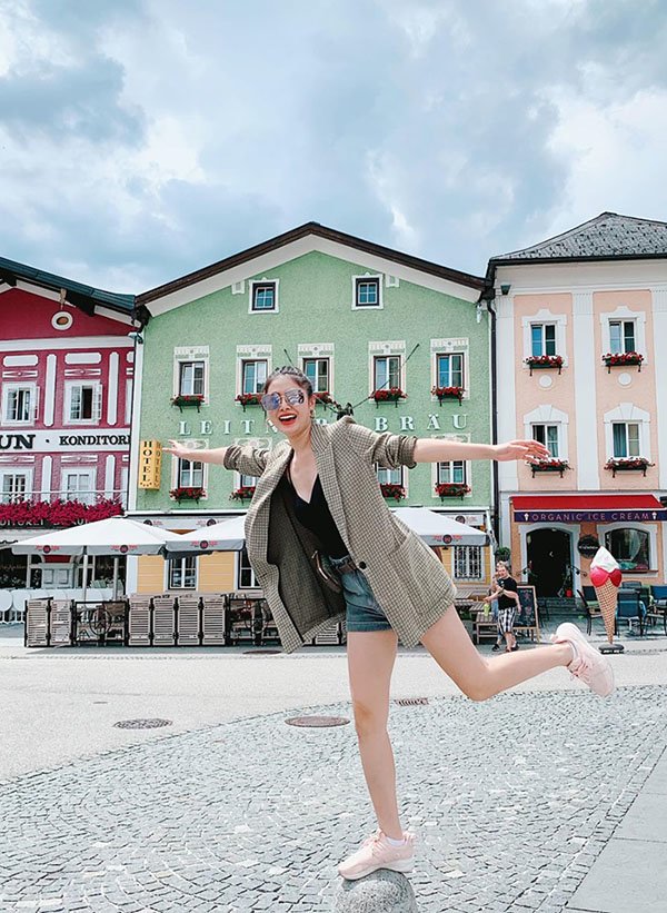 Khéo như vợ Đăng Khôi, diện đồ tối giản đưa con đi học cũng khoe được đôi chân cực phẩm - 5