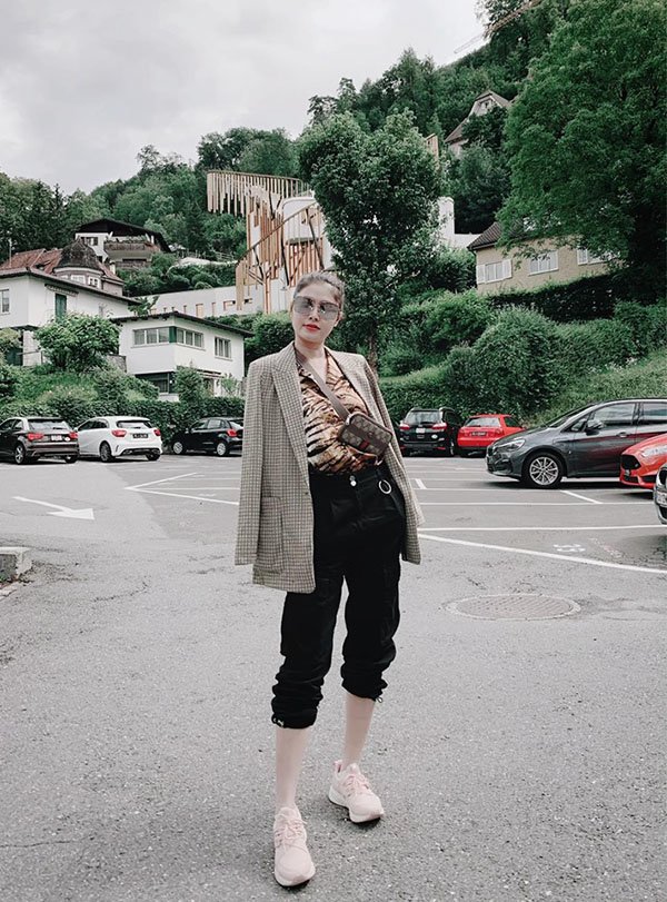 Khéo như vợ Đăng Khôi, diện đồ tối giản đưa con đi học cũng khoe được đôi chân cực phẩm - 6