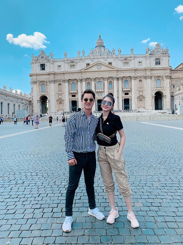 Khéo như vợ Đăng Khôi, diện đồ tối giản đưa con đi học cũng khoe được đôi chân cực phẩm - 11