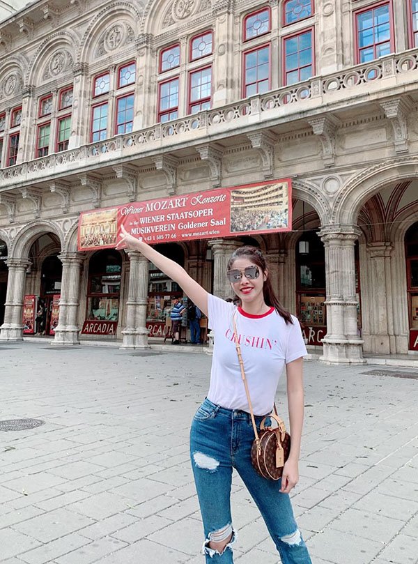 Khéo như vợ Đăng Khôi, diện đồ tối giản đưa con đi học cũng khoe được đôi chân cực phẩm - 13