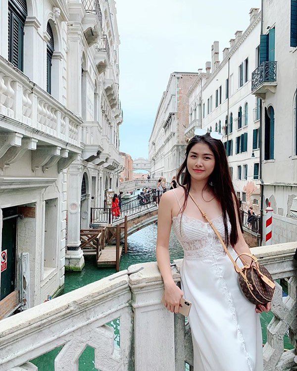 Khéo như vợ Đăng Khôi, diện đồ tối giản đưa con đi học cũng khoe được đôi chân cực phẩm - 10