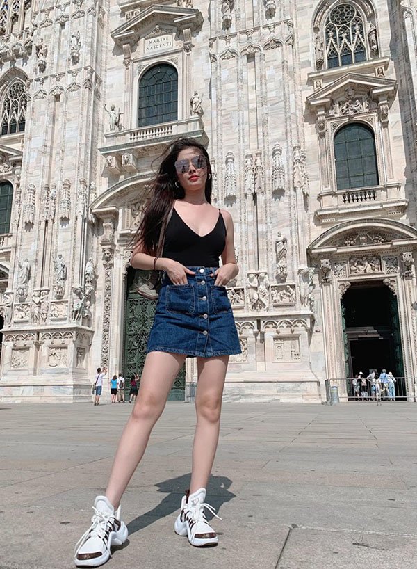 Khéo như vợ Đăng Khôi, diện đồ tối giản đưa con đi học cũng khoe được đôi chân cực phẩm - 7