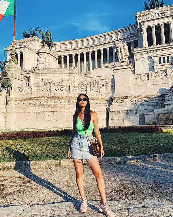 Khéo như vợ Đăng Khôi, diện đồ tối giản đưa con đi học cũng khoe được đôi chân cực phẩm - 8