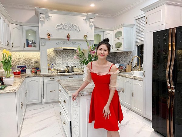 Khéo như vợ Đăng Khôi, diện đồ tối giản đưa con đi học cũng khoe được đôi chân cực phẩm - 9