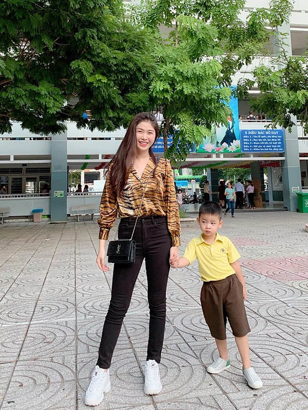 Khéo như vợ Đăng Khôi, diện đồ tối giản đưa con đi học cũng khoe được đôi chân cực phẩm - 1